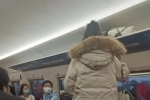湖南：女子穿羽絨服配短褲坐高鐵回家，網友：上面很熱...