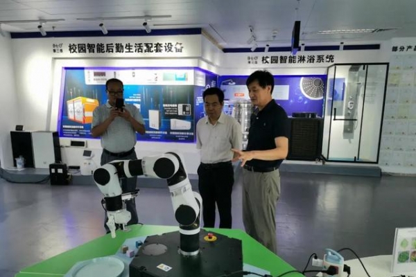 信陽羊山新區(qū)產(chǎn)業(yè)辦主任馬強一行蒞臨我館參觀交流