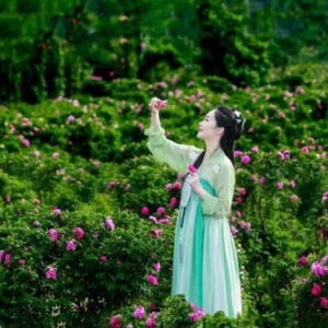 “她經(jīng)濟”崛起拉動旅游、餐飲、美妝產(chǎn)業(yè)，女性消費主打“悅己”體驗感 ...