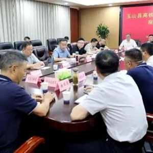 鄭國良到玉山縣高鐵新區(qū)專題調(diào)研電商產(chǎn)業(yè)和項目建設(shè)工作（圖）