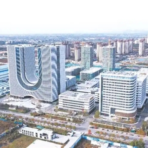 保定高新區(qū)圍繞主導產(chǎn)業(yè)鏈群精準發(fā)力靶向招商，以園聚鏈、以鏈集群，持續(xù)探索產(chǎn)業(yè)更新機制革新——向“高”升級向“新”發(fā)展