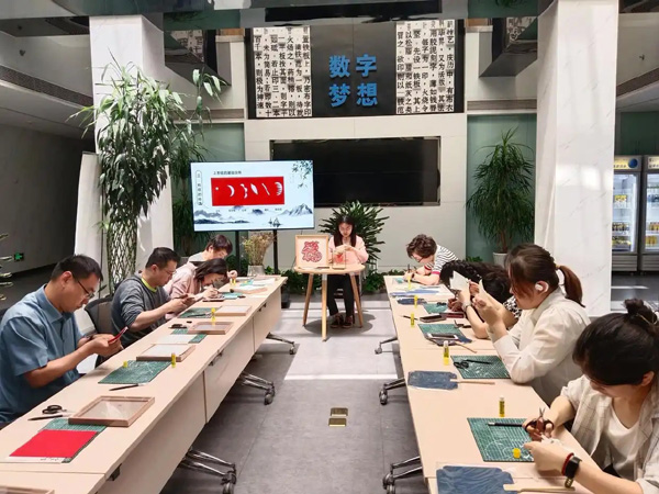 看丹街道開展“青年學子話創(chuàng)業(yè) 友好生態(tài)共筑成”端午節(jié)非遺剪紙體驗活動