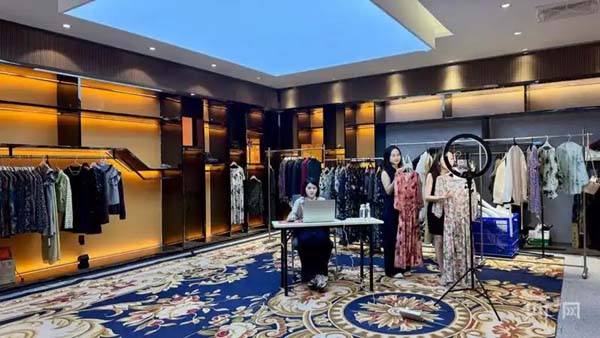 高質(zhì)量發(fā)展看中國(guó)｜傳統(tǒng)服裝產(chǎn)業(yè)“織”出全球新絲路