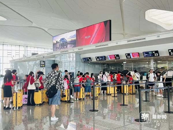 杭州機場“無陪接待站”迎高峰，一周800多個孩子獨自起“飛”